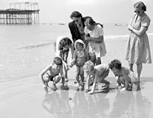 Hastings Gallery: Happy holidaymakers at St Leonards - On - Sea, Hastings, East Sussex