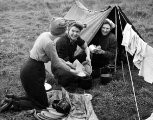 Hardy girls washing up after a meal under canvas at Lullingstone Park, Eynsford, Kent Hardy girls washing up after a meal under canvas at Lullingstone Park, Eynsford, Kent