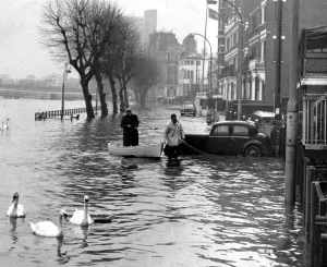 High Water at Putney Floods on the towpath the scene at Putney as boatmen wade High Water at Putney Floods on the towpath the scene at Putney as boatmen wade