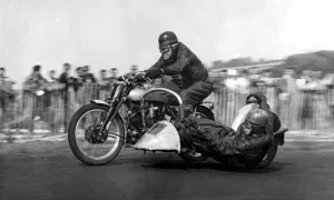 John Surtees Sr on motorcycle the father of racing driver legend John Surtees who John Surtees Sr on motorcycle the father of racing driver legend John Surtees who