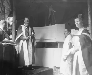 Queen Mary Of Teck Gallery: King George V and Queen Mary at the laying of the foundation stone of the new London