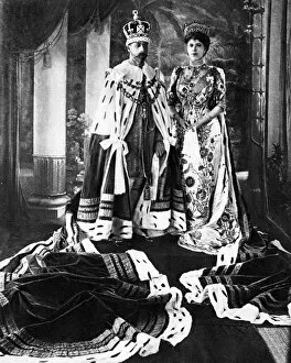 Images Dated 4th September 2015: King George V and Queen Mary Pictured in crown and coronation robes for the Delhi