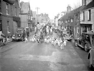 Large meet of the Old Surrey and Burstow Hunt at Edenbridge, Kent. They were moving Large meet of the Old Surrey and Burstow Hunt at Edenbridge, Kent. They were moving