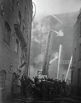 London race warehouse blaze. Carbetts rice warehouse in Shad Thames caught fire