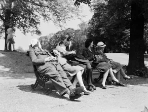 Lovers in Hyde Park - kissing like valentines day May 1947 love couple romance romantic Lovers in Hyde Park - kissing like valentines day May 1947 love couple romance romantic