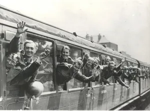 Men of the British Expeditionary Force returning from the Flanders evacuation, give Men of the British Expeditionary Force returning from the Flanders evacuation, give