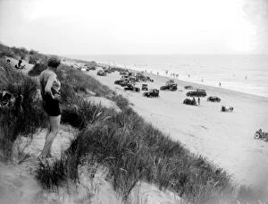 Images Dated 27th August 2015: Motor cars on Camber Sands, Sussex. 1933