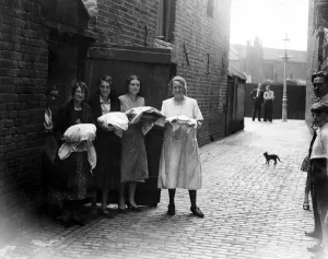 Prints of London slum scenes East End housewives took their Sunday dinners to the bakehouse to cook. Limehouse - 1933 Slums Prints: London Slum Scenes Print, 1933