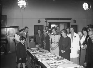 Orpington cookery show. Looking at the exhibits. 1937 Orpington cookery show. Looking at the exhibits. 1937