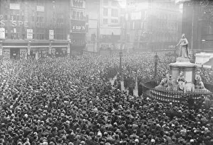 1920s Gallery: Panorama. Armistice Day. The scene outside St Pauls during the two minutes silence