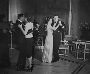Titanic and Ocean Liners Gallery: Passengers on the maiden voyage of the HMS Queen Elizabeth luxury liner, dancing