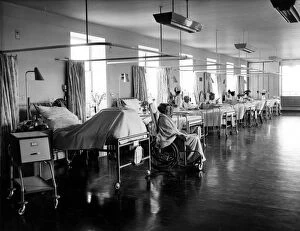Images Dated 3rd August 2005: Patients recovering in a ward in the new Guys hospital building, London. 3rd May 1961