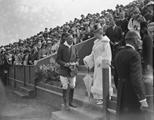Presentation Gallery: Polo at The Hurlingham Club, London - The Queen Queen presents the cup to Lord