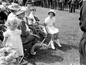Images Dated 9th September 2004: Princess Alexandra and Prince Edward of Kent iat the recreation Ground, Ives. May 1943