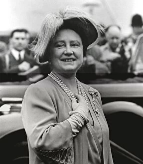 Images Dated 3rd March 2000: Queen Elizabeth, The Queen Mother at the South Bank, Festival of Britain site. 4th