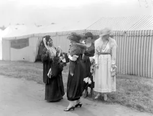 Royal Ascot. Gipsies busy amongst the Society women. 16 June 1920 Royal Ascot. Gipsies busy amongst the Society women. 16 June 1920