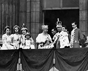Images Dated 6th March 2002: The Royal Family on the balcony of Buckingham Palace after the crowning of King George VI