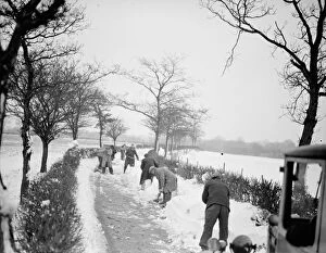 Nostalgia John Topham's Britain Gallery: Snow scenes ( clearing away ) Eynsford. 1938
