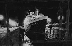 Titanic and Ocean Liners Gallery: This striking picture taken under the brilliant lighting of the George V Graving
