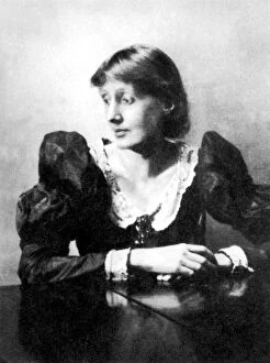 Images Dated 25th April 2000: VIRGINIA WOOLF AUTHOR 1929 Bloomsbury Group, who were radical artists for their time