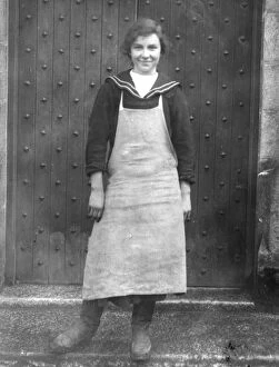 Apron Collection: Member of the First World War Womens Land Army, Truro, Cornwall. Around 1917