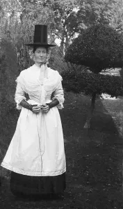 Miss Davies at Trevince, Gwennap, Cornwall. September 1909 Miss Davies at Trevince, Gwennap, Cornwall. September 1909