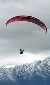 <b class=qtipBold><figcaption>New Zealand-Feature-Paragliding</figcaption></b><br>People paraglide from Ben Lomond mountain in Queenstown, New Zealand. AFP PHOTO PAUL ELLIS / AFP PHOTO / PAUL ELLIS<br><em>© Copyright Agence France-Presse (AFP) - All Rights Reserved</em> New Zealand-Feature-Paragliding