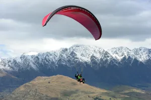 <b class=qtipBold><figcaption>New Zealand-Feature-Queenstown</figcaption></b><br>People paraglide from Ben Lomond mountain in Queenstown, New Zealand. AFP PHOTO PAUL ELLIS / AFP PHOTO / PAUL ELLIS<br><em>© Copyright Agence France-Presse (AFP) - All Rights Reserved</em> New Zealand-Feature-Queenstown