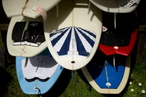 <b class=qtipBold><figcaption>New Zealand-Feature - Surfing</figcaption></b><br>Surfing boards are displayed at a shop at Piha beach, one of Auckland's most famous surf beaches. AFP PHOTO / PHILIPPE LOPEZ / AFP PHOTO / PHILIPPE LOPEZ<br><em>© Copyright Agence France-Presse (AFP) - All Rights Reserved</em> New Zealand-Feature - Surfing