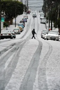 <b class=qtipBold><figcaption>New Zealand-Feature-Weather</figcaption></b><br>A woman crosses a street during a hailstorm in Wellington on September 13, 2011. AFP PHOTO/Peter PARKS / AFP PHOTO / PETER PARKS<br><em>© Copyright Agence France-Presse (AFP) - All Rights Reserved</em> New Zealand-Feature-Weather
