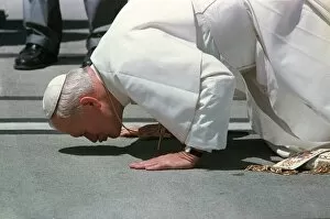 New Zealand-Pope Kisses the Ground