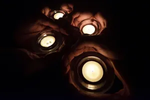Offbeat Quirky Images Gallery: New Zealand-Us-Candle-Vigil