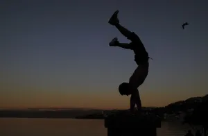<b class=qtipBold><figcaption>New Zealand-Wellington-Offbeat</figcaption></b><br>A man stands on his hands by the sea in Wellington in New Zealand. AFP PHOTO / FRANCK FIFE / AFP PHOTO / FRANCK FIFE<br><em>© Copyright Agence France-Presse (AFP) - All Rights Reserved</em> New Zealand-Wellington-Offbeat