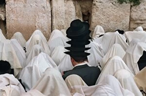 Images Dated 8th April 1993: Retro-Israel-Orthodox Jews-Hat-Taleth-Passover Prayer