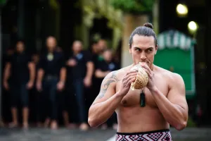 <b class=qtipBold><figcaption>Rugbyu-New Zealand-Offbeat-Haka</figcaption></b><br>A member of the Ngati Ranana London Maori Club blows the conch shell before performing a haka during a photo call in London's Covent Garden on September 16, 2015. The 2015 Rugby Union World Cup begins at London's Twickenham Stadium on September 18, 2015. AFP PHOTO / LEON NEAL / AFP PHOTO / LEON NEAL<br><em>© Copyright Agence France-Presse (AFP) - All Rights Reserved</em> Rugbyu-New Zealand-Offbeat-Haka