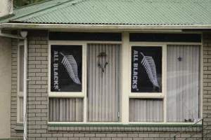 <b class=qtipBold><figcaption>Rugbyu-Nz-All Blacks</figcaption></b><br>All Blacks flags are seen in the windows of a house in Wellington, New Zealand. AFP PHOTO/Peter PARKS / AFP PHOTO / PETER PARKS<br><em>© Copyright Agence France-Presse (AFP) - All Rights Reserved</em> Rugbyu-Nz-All Blacks