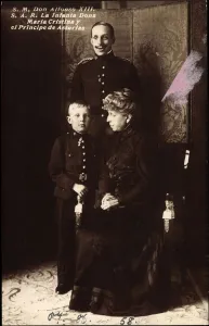Ak Don Alfonso XIII, Dona Maria Cristina, Principe de Asturias (b/w photo) Ak Don Alfonso XIII, Dona Maria Cristina, Principe de Asturias (b/w photo)