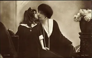 Ak Queen Mary of Romania with Princess Ileana, Kiss (b/w photo) Ak Queen Mary of Romania with Princess Ileana, Kiss (b/w photo)
