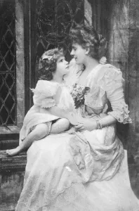 Alice Keppel with her daughter Violet Trefusius, 1905 (b/w photo) Alice Keppel with her daughter Violet Trefusius, 1905 (b/w photo)
