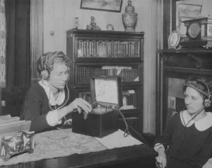 American women listening to the wireless, 1921 (b/w photo) American women listening to the wireless, 1921 (b/w photo)