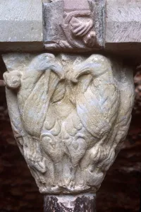 Detail of an arcade capital with sculpture of two birds (photo) Detail of an arcade capital with sculpture of two birds (photo)