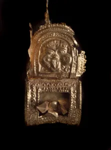 Grimace Gallery: Bauletto (bag) earring, 475-450 BC