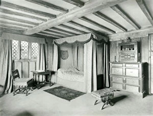 14 14o Xiv Xivo Secolo Collection: A bedroom at Wardes, Kent, from The English Manor House (b/w photo)