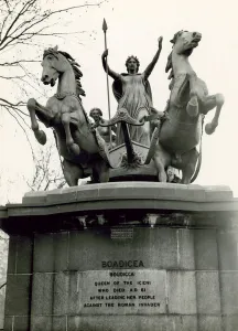 Boadicea and Her Daughters, bronze sculpture group, 1885 (photo) Boadicea and Her Daughters, bronze sculpture group, 1885 (photo)