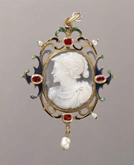Cameo pendant depicting the bust of a bearded general (mixed media)