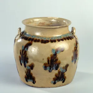Chinese art: realsiee jar in the Changsha region. Epoque Tang (618-907) Paris Chinese art: realsiee jar in the Changsha region. Epoque Tang (618-907) Paris