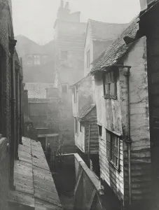 Rundown Gallery: Cloth Fair, Smithfield, 1877 (b / w photo)