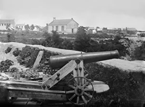 Confederate 32-pounder gun captured outside Yorktown, Virginia, c. July 1862 (b/w photo) Confederate 32-pounder gun captured outside Yorktown, Virginia, c. July 1862 (b/w photo)