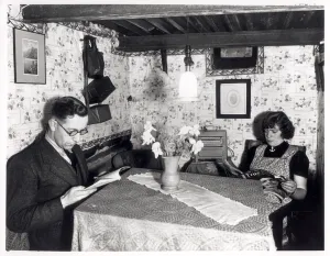 A couple in an air raid shelter, 11 Cardigan Avenue, Leeds, 15th October 1940 (b/w photo) A couple in an air raid shelter, 11 Cardigan Avenue, Leeds, 15th October 1940 (b/w photo)