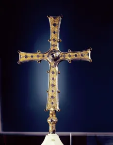 Cross of Cong, County Mayo, Viking Age (bronze, gold filigree, niello & glass) Cross of Cong, County Mayo, Viking Age (bronze, gold filigree, niello & glass)